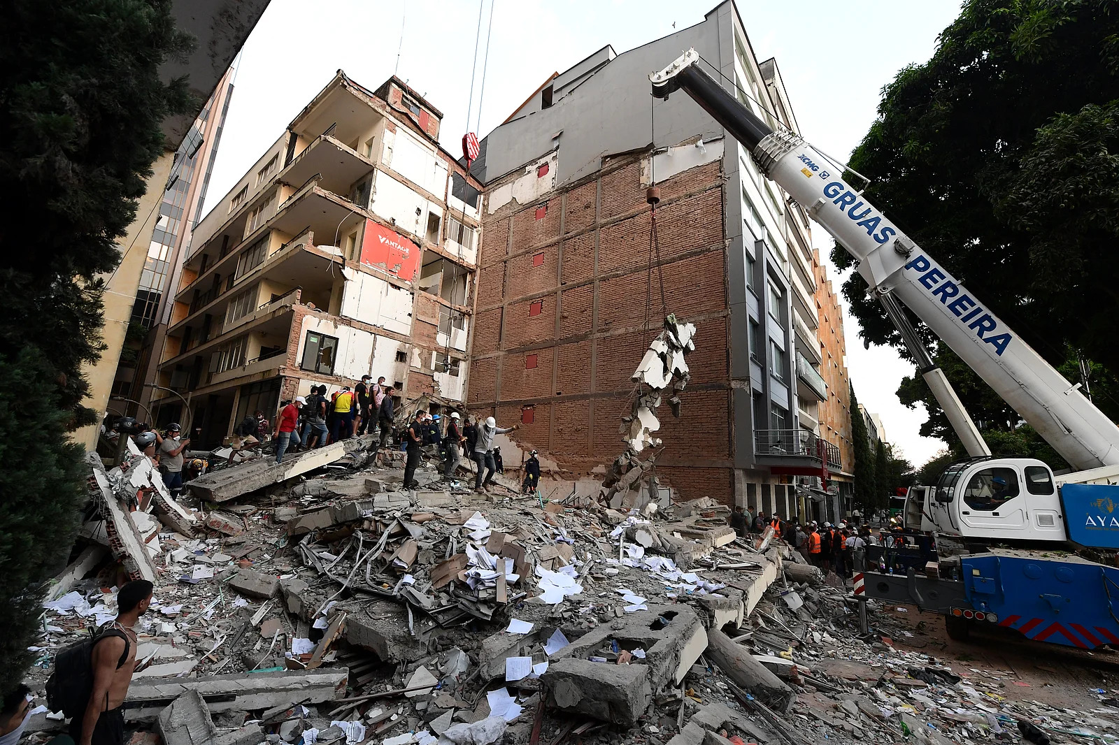 Zona urbana afectada y labores de remoción después del terremoto en Colombia