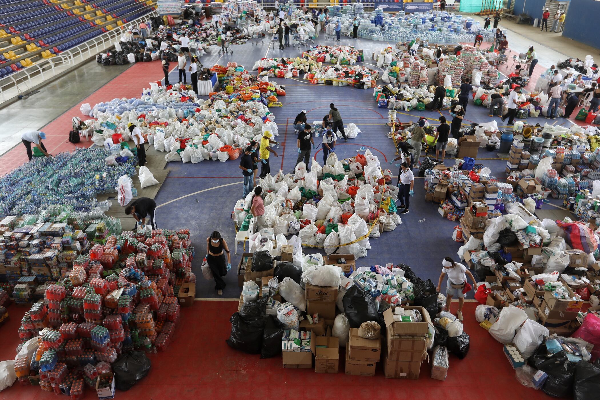 Voluntarios organizan agua, alimentos y suministros para las familias afectadas en Cali
